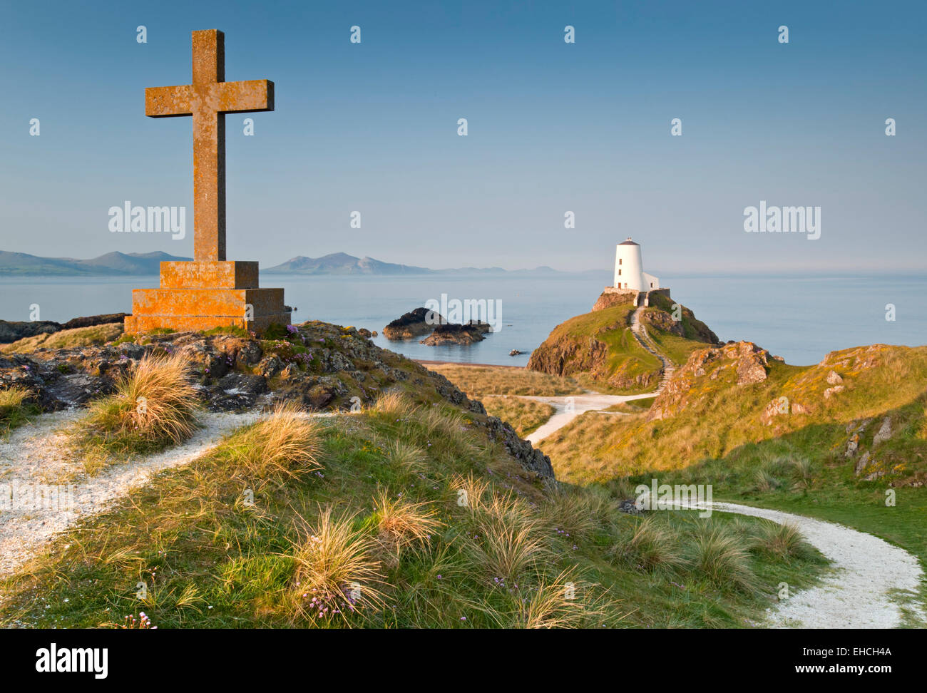Tŵr Mawr Leuchtturm unterstützt durch die Halbinsel Lleyn, llanddwyn Island, Anglesey, North Wales, UK Stockfoto