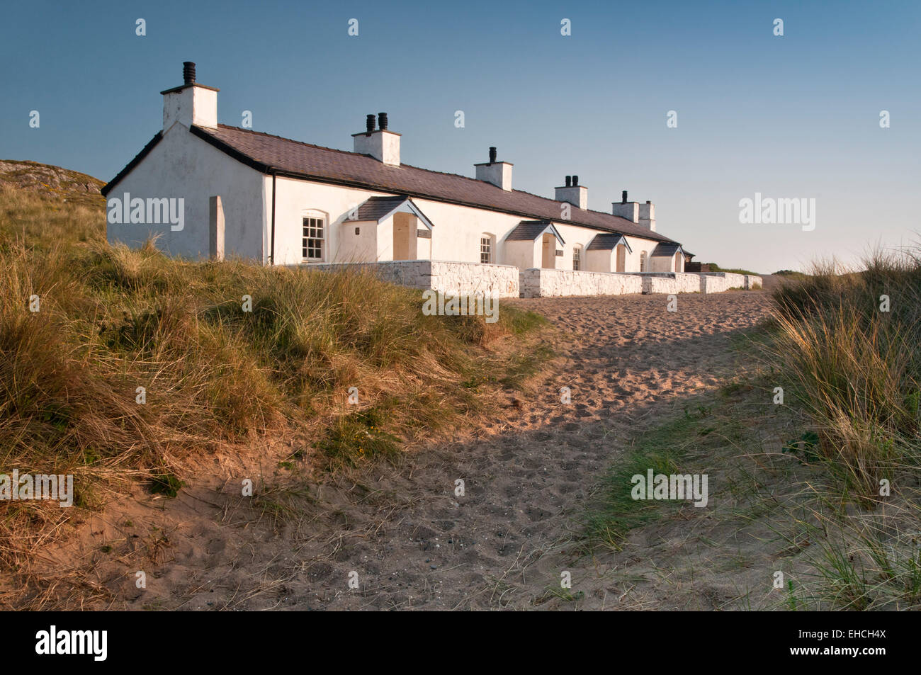 Weiß getünchte Piloten Cottages, Llanddwyn Island, Anglesey, North Wales, UK Stockfoto