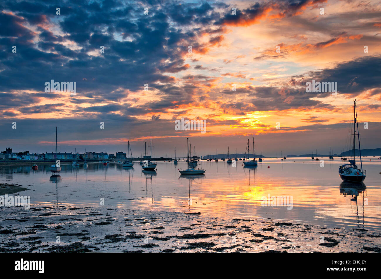 Yachten, die bei Sonnenaufgang auf die Menai Straits, Beaumaris, Isle of Anglesey, North Wales, UK Stockfoto