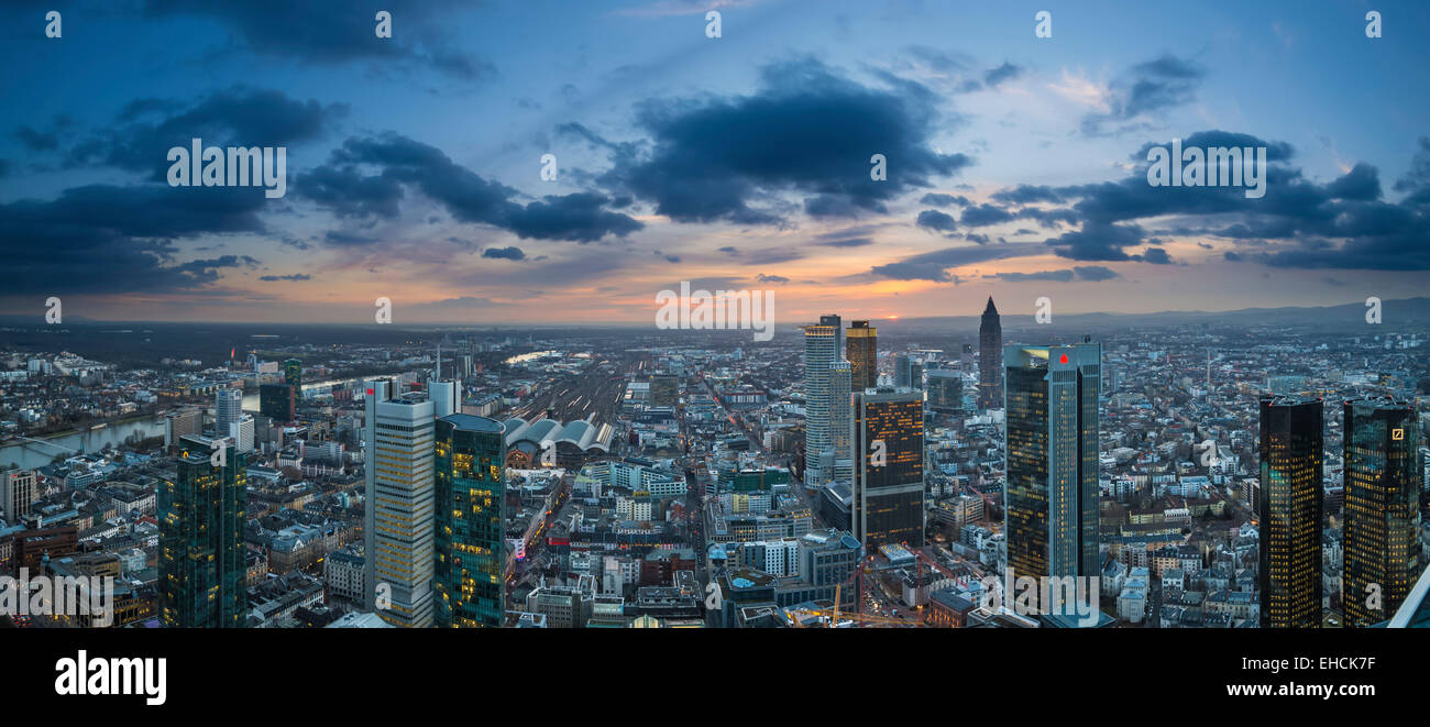 Blick auf die Stadt bei Sonnenuntergang aus dem Main Tower mit Wolkenkratzer im Finanzviertel, Frankfurt Am Main, Hessen, Deutschland Stockfoto