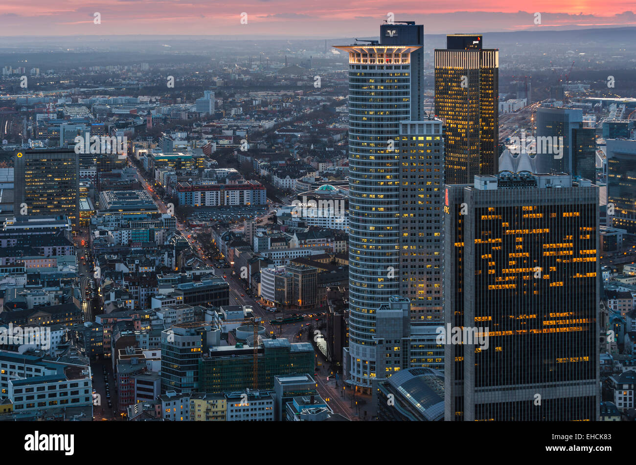 Blick auf die Stadt bei Sonnenuntergang aus dem Main Tower mit Wolkenkratzer im Finanzviertel, Frankfurt Am Main, Hessen, Deutschland Stockfoto