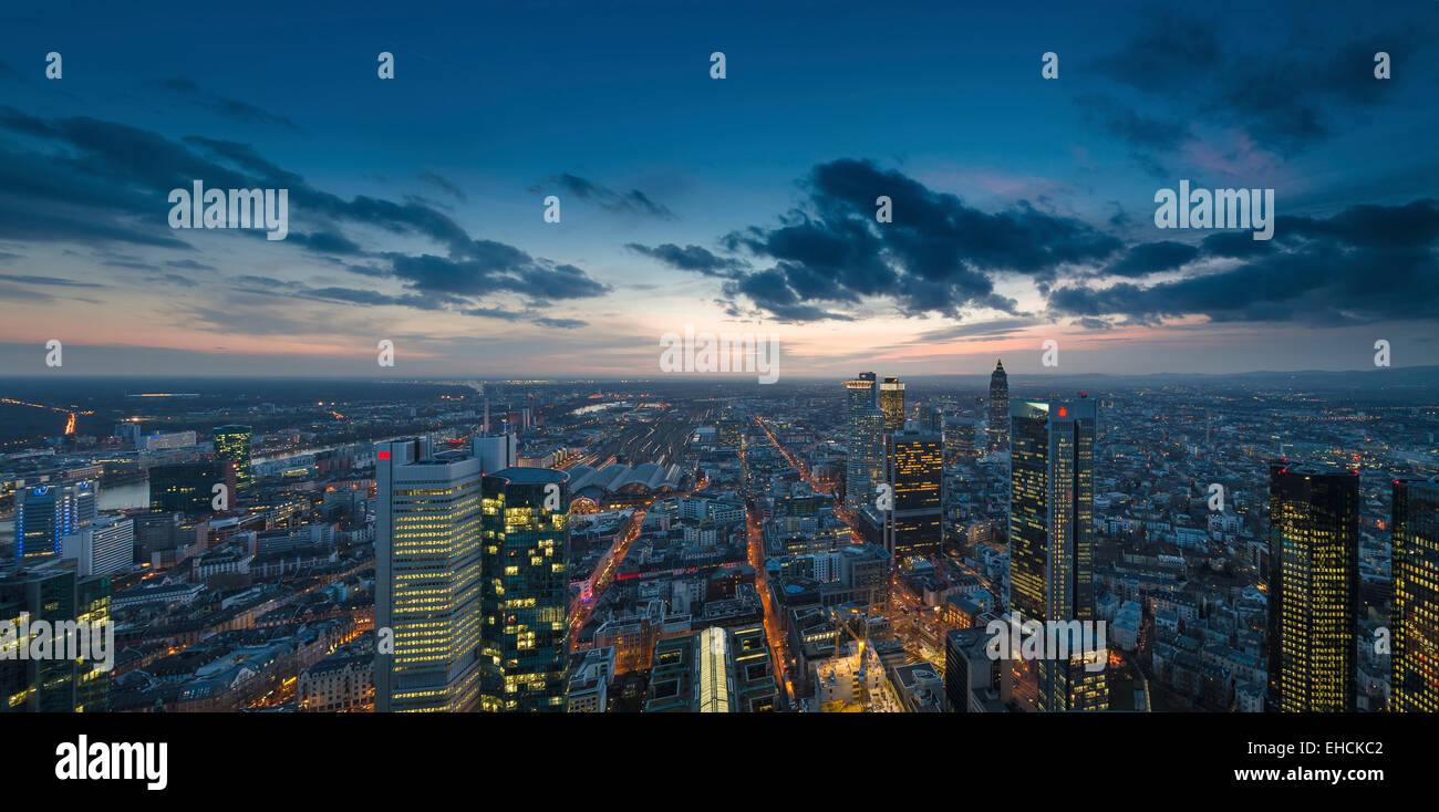 Blick auf die Stadt in der Dämmerung aus dem Main Tower mit Wolkenkratzer im Finanzviertel, Frankfurt Am Main, Hessen, Deutschland Stockfoto