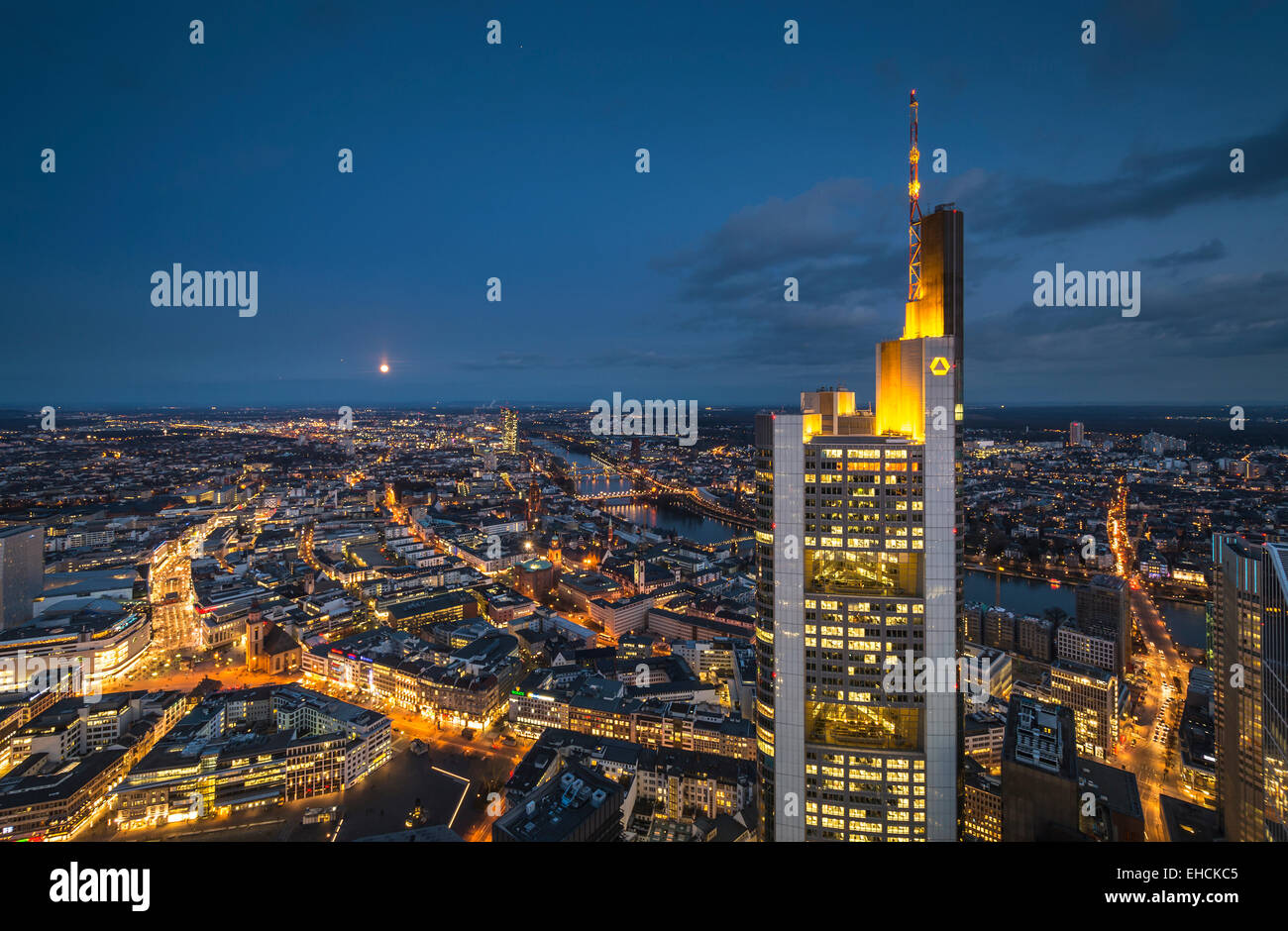 Blick auf die Stadt in der Dämmerung aus dem Main Tower, Commerzbank Gebäude im Vordergrund, Innenstadt, Frankfurt Am Main, Hessen Stockfoto