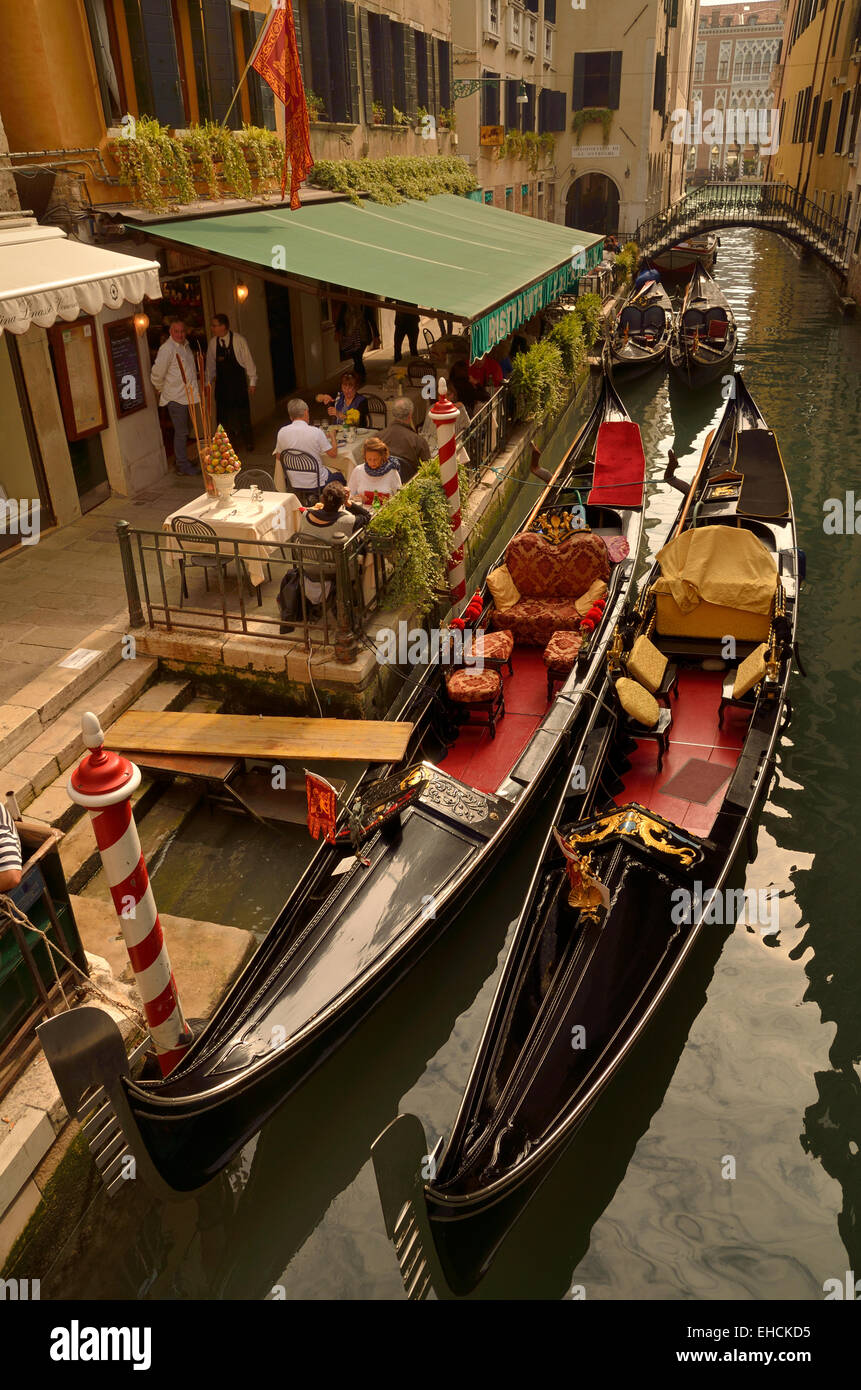 Zwei venezianischen Gondeln festgemacht vor einem Restaurant, kleinen Kanal, Venedig, Veneto, Italien Stockfoto