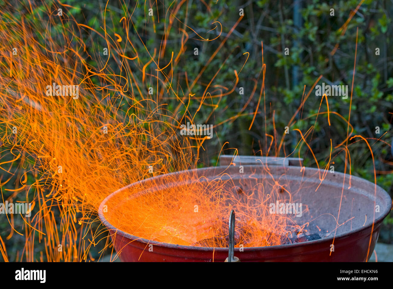 Funken fliegen aus dem grill Stockfoto