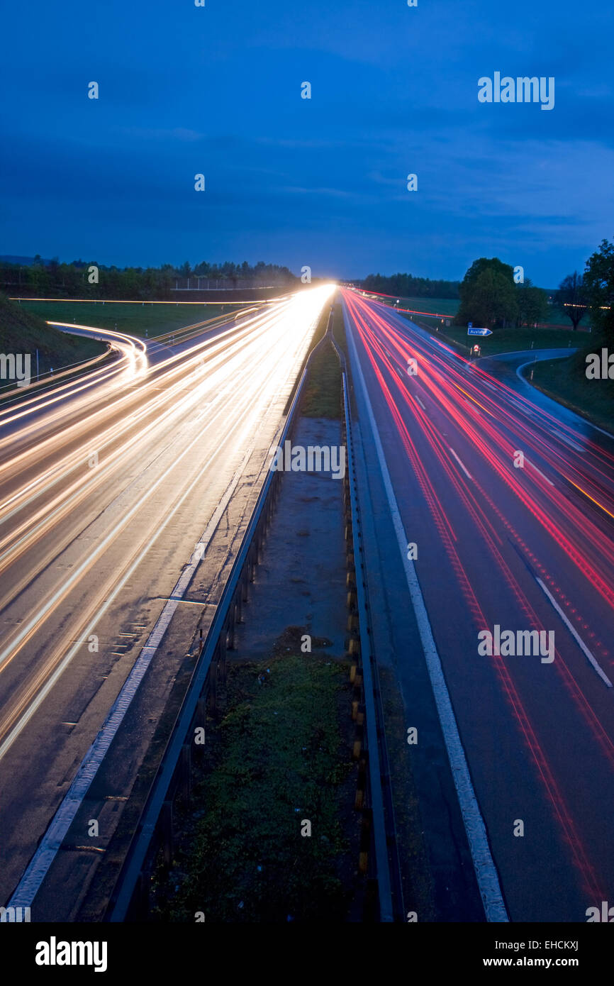 verwischt der Autos auf der Autobahn bewegen Stockfoto