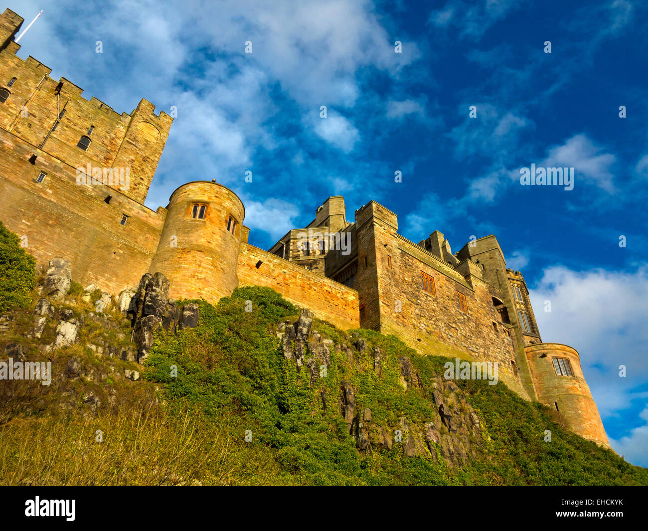 Blick von unten auf Bamburgh Castle in Northumberland England UK nach Hause von der Familie Armstrong Stockfoto