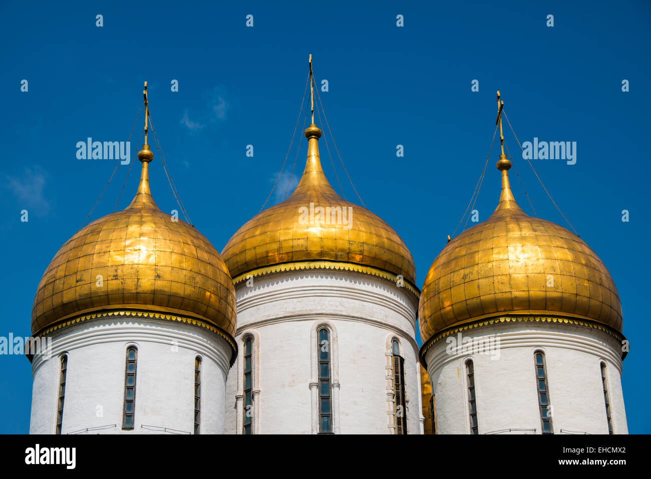 Goldene Kuppeln die Himmelfahrts-Kathedrale auf Sabornaya Platz, Kreml, Moskau, Russland Stockfoto