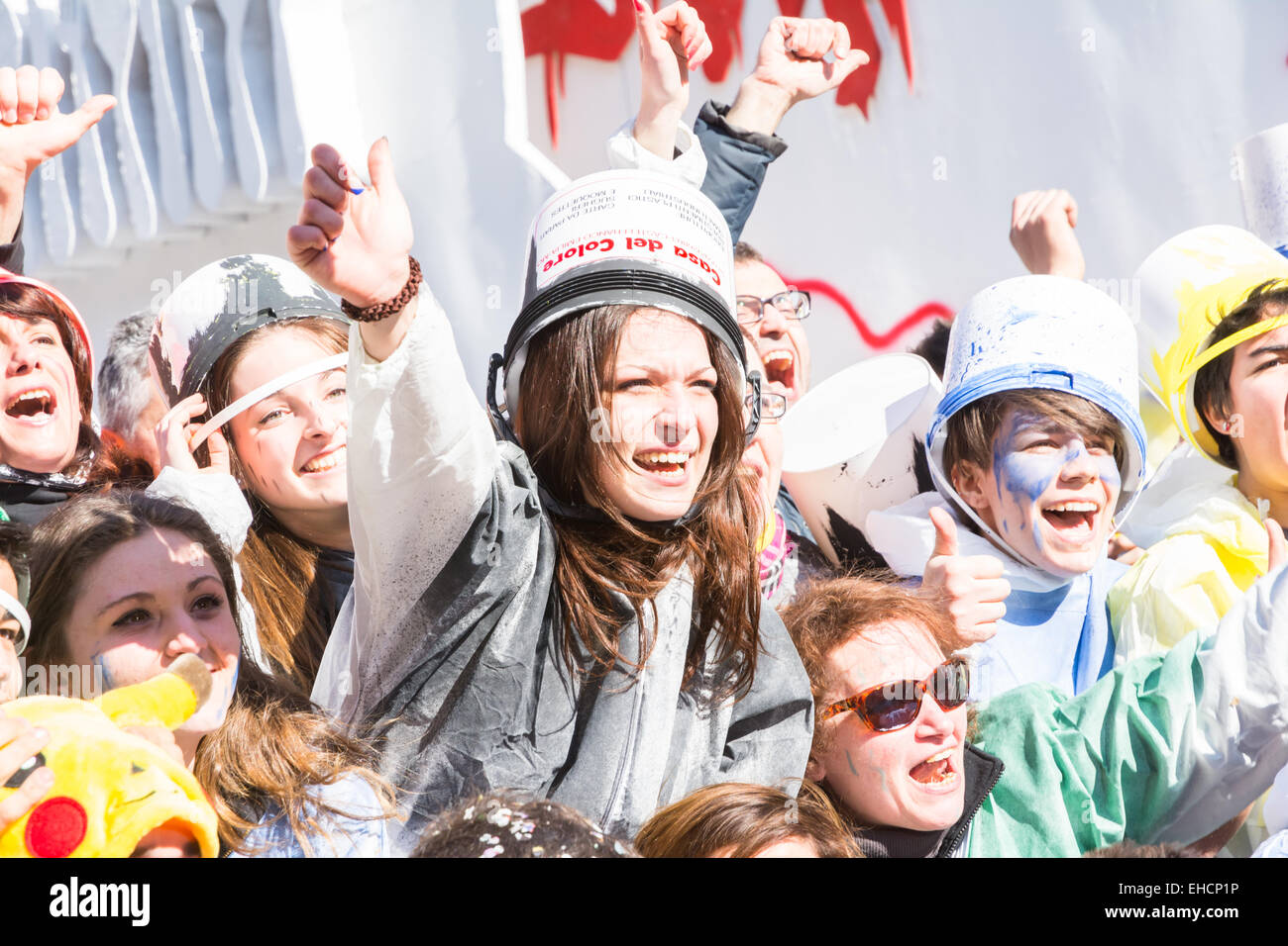 San Giovanni in Persiceto, Bologna, Italien-März 7, feiern 2015:funny Menschen in bunten Karnevalskostüm und Masken auf die traditi Stockfoto