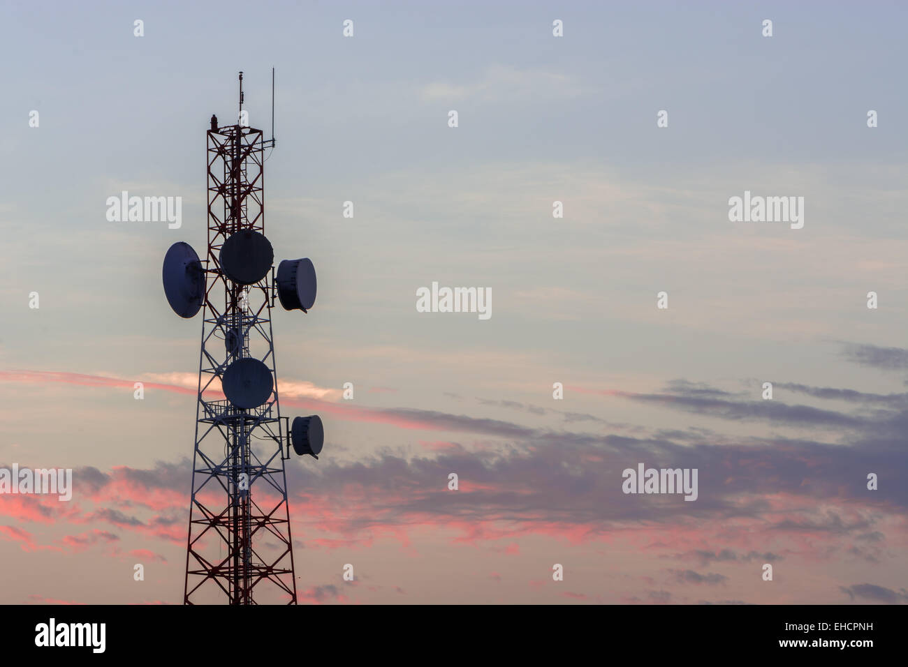 Telekommunikation-Turmstruktur mit Sonnenuntergang Himmelshintergrund Stockfoto