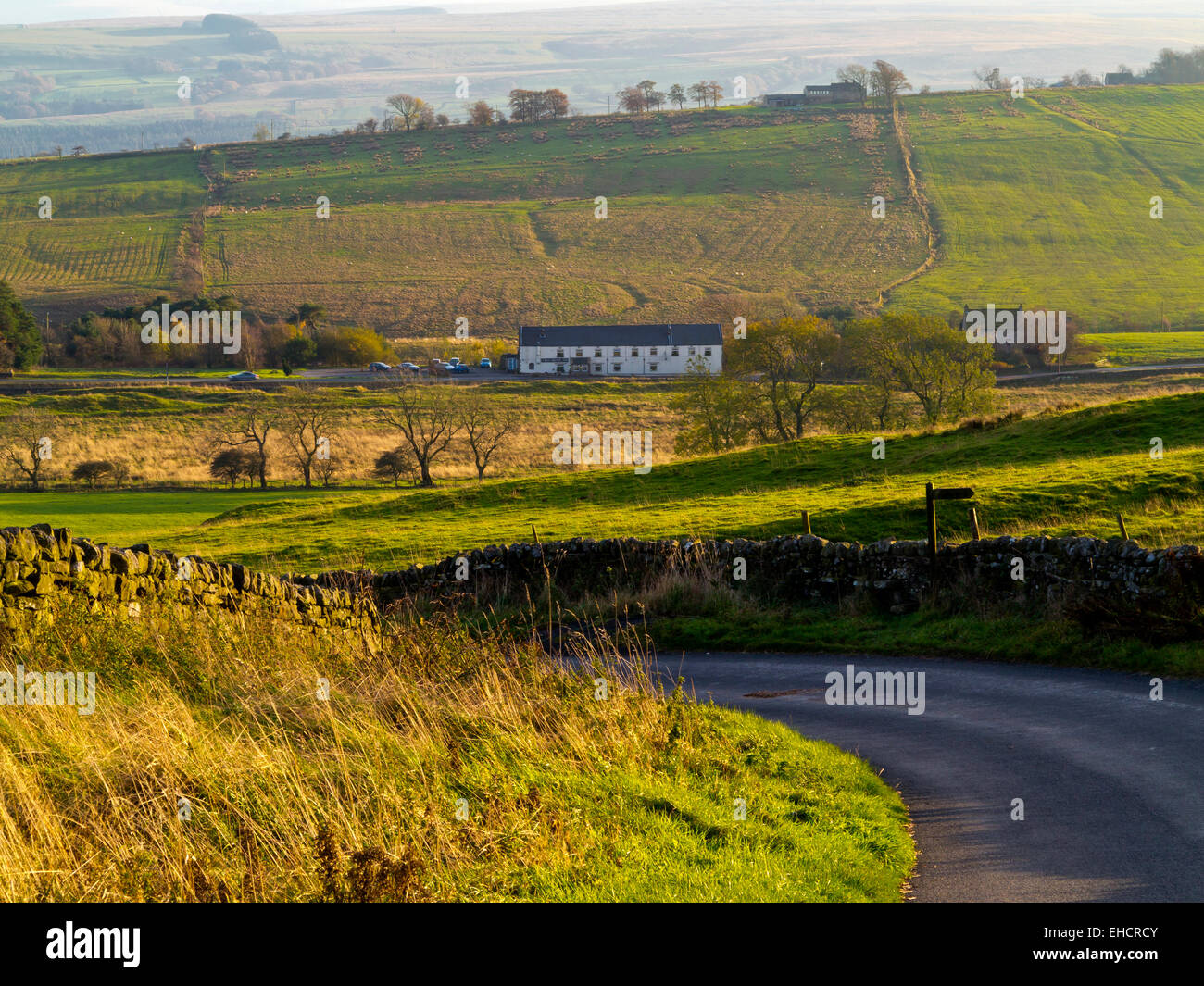 Kurvenreiche Landstraße in der Nähe von zweimal gebraut in der Nähe der Hadrianswall in Northumberland Nationalpark Nord-Ost England UK Stockfoto