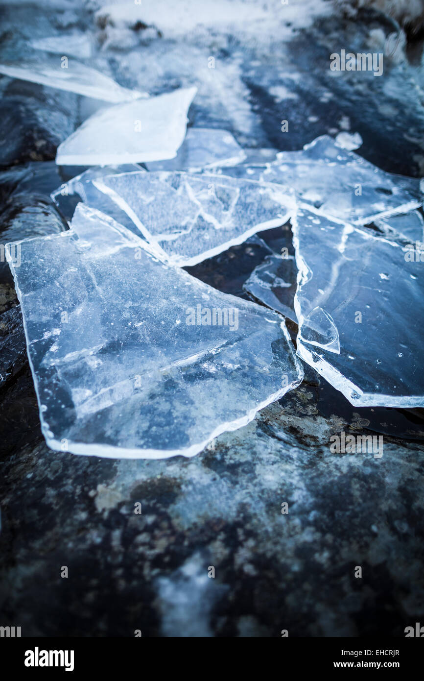 Eisstücke auf Felsen Stockfoto