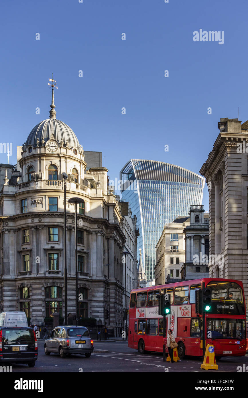 Gegenüberstellung von alten und neuen Gebäude in der City of London Stockfoto