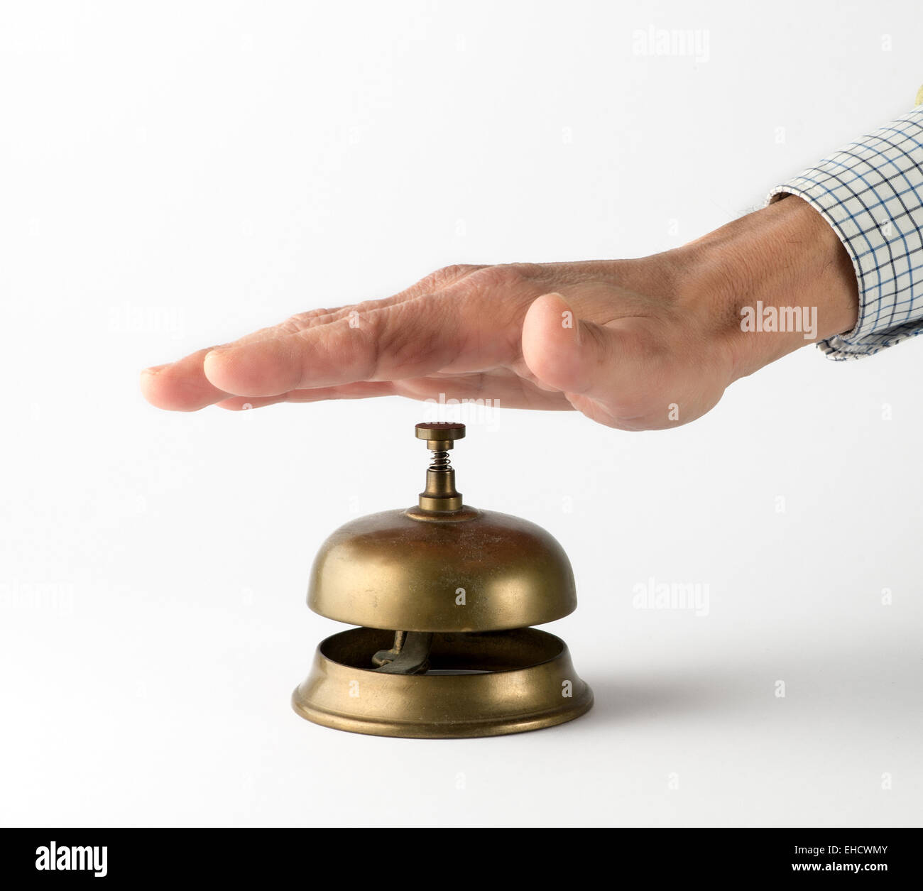 Geschäftsmann Hand mit sichtbaren Hemd Ärmel Messing Service läuten auf weißem Hintergrund Stockfoto