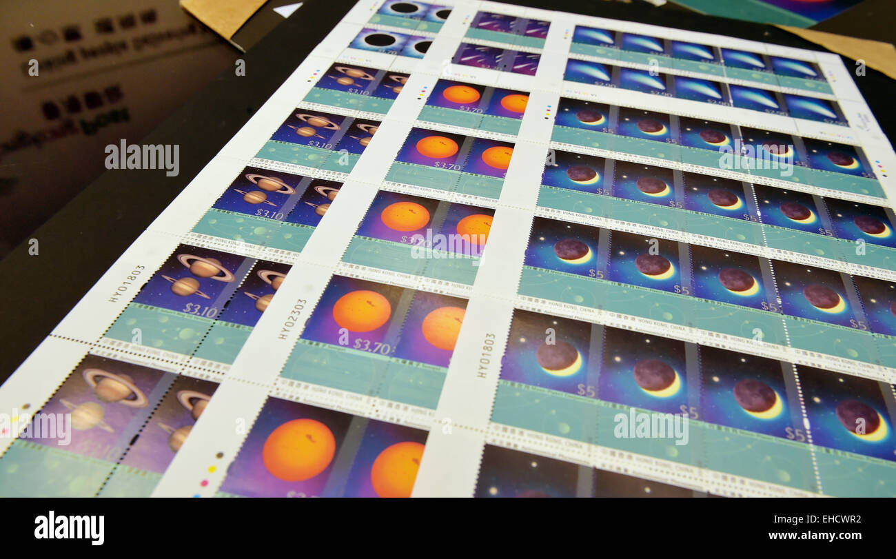 Hong Kong. 12. März 2015. Foto aufgenommen am 12. März 2015 zeigt eine Reihe von Briefmarken über astronomische Phänomene auf einer Pressekonferenz von Hong Kong Post in Hongkong, Südchina. Hong Kong Post erlässt die Briefmarken und zugehörige Artikel am 17. März. © He Jingjia/Xinhua/Alamy Live-Nachrichten Stockfoto