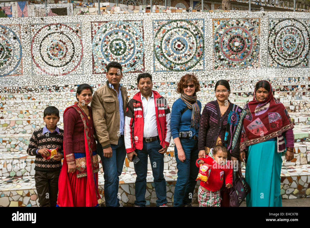 Indische Familie Besuch der Nek Chand Steingarten in Chandigarh, Punjab, Indien Stockfoto