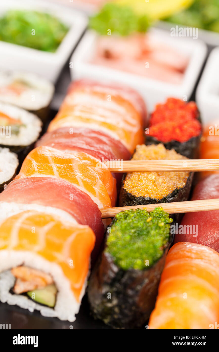 Auf schwarzen Teller und Stein serviert köstliche Sushi-Rollen Stockfoto