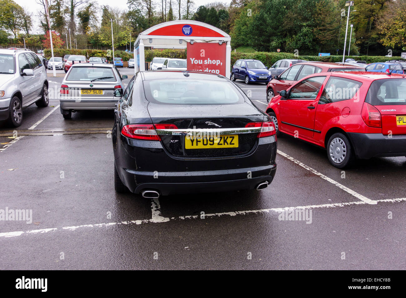 Rücksichtslose Parken auf einem Supermarkt-Parkplatz, UK. DAS GLEICHE BILD  OHNE NUMMERNSCHILD STEHT ZUR VERFÜGUNG. (Siehe Bild-Ref: EHCY8E  Stockfotografie - Alamy