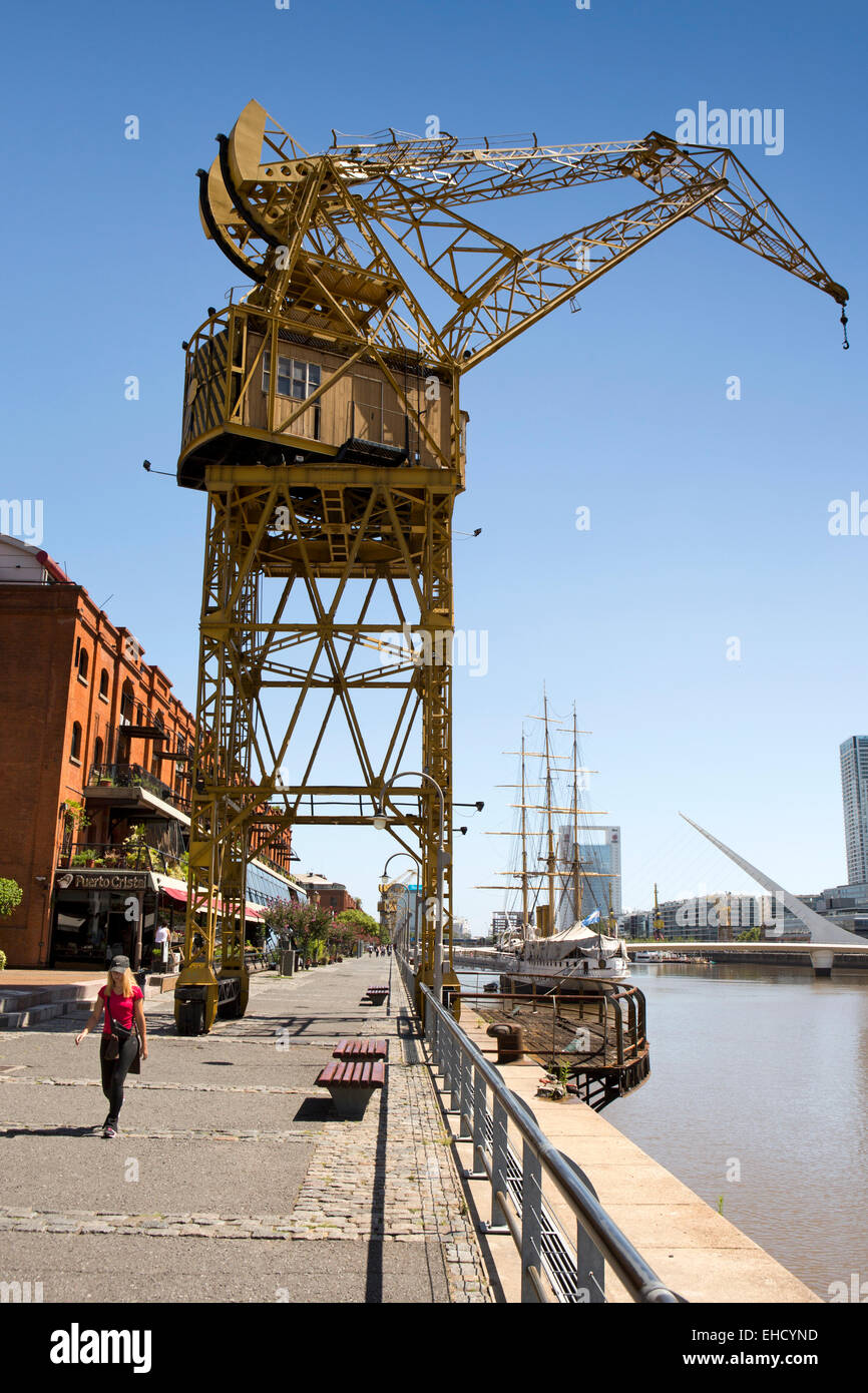 Argentinien, Buenos Aires, Puerto Madero, Kran neben Kai Restaurants in alten Lagerhäusern Stockfoto