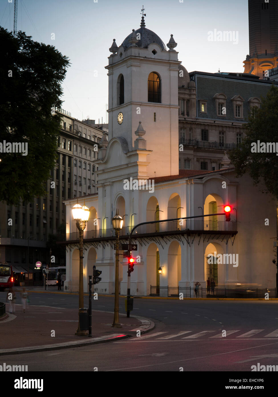 Argentinien, Buenos Aires, Plaza de Mayo, Cabildo Museum, ehemalige Regierungsgebäude in der Nacht Stockfoto
