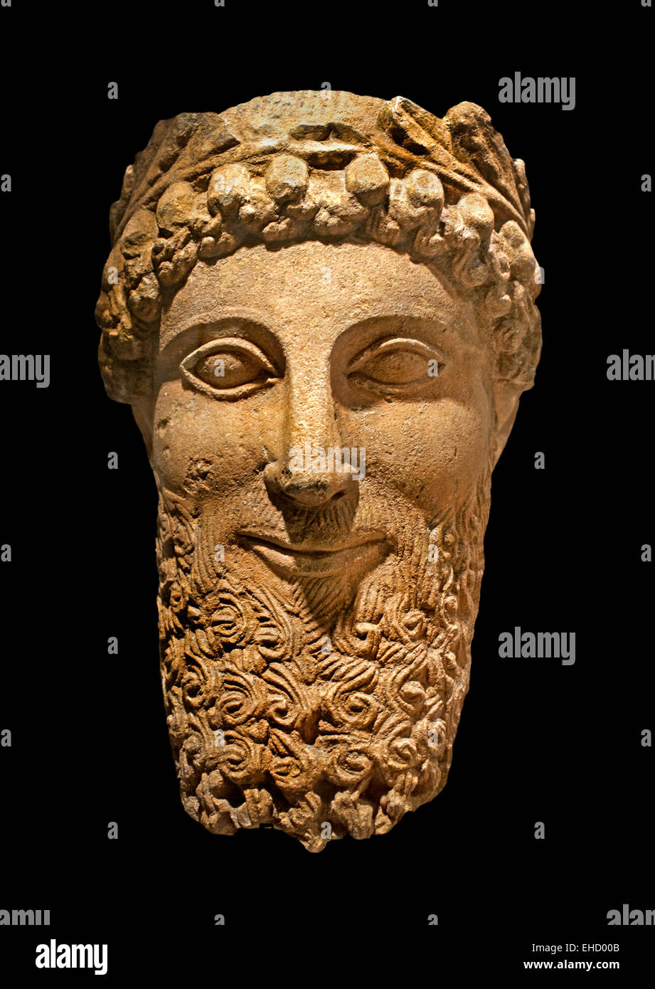 Zypriotischer Kopf 470-460 (griechisches Lächeln und persischer Bart) Zypern Griechenland (Kranz aus Eichenblättern (Priester des Zeus?) Stockfoto