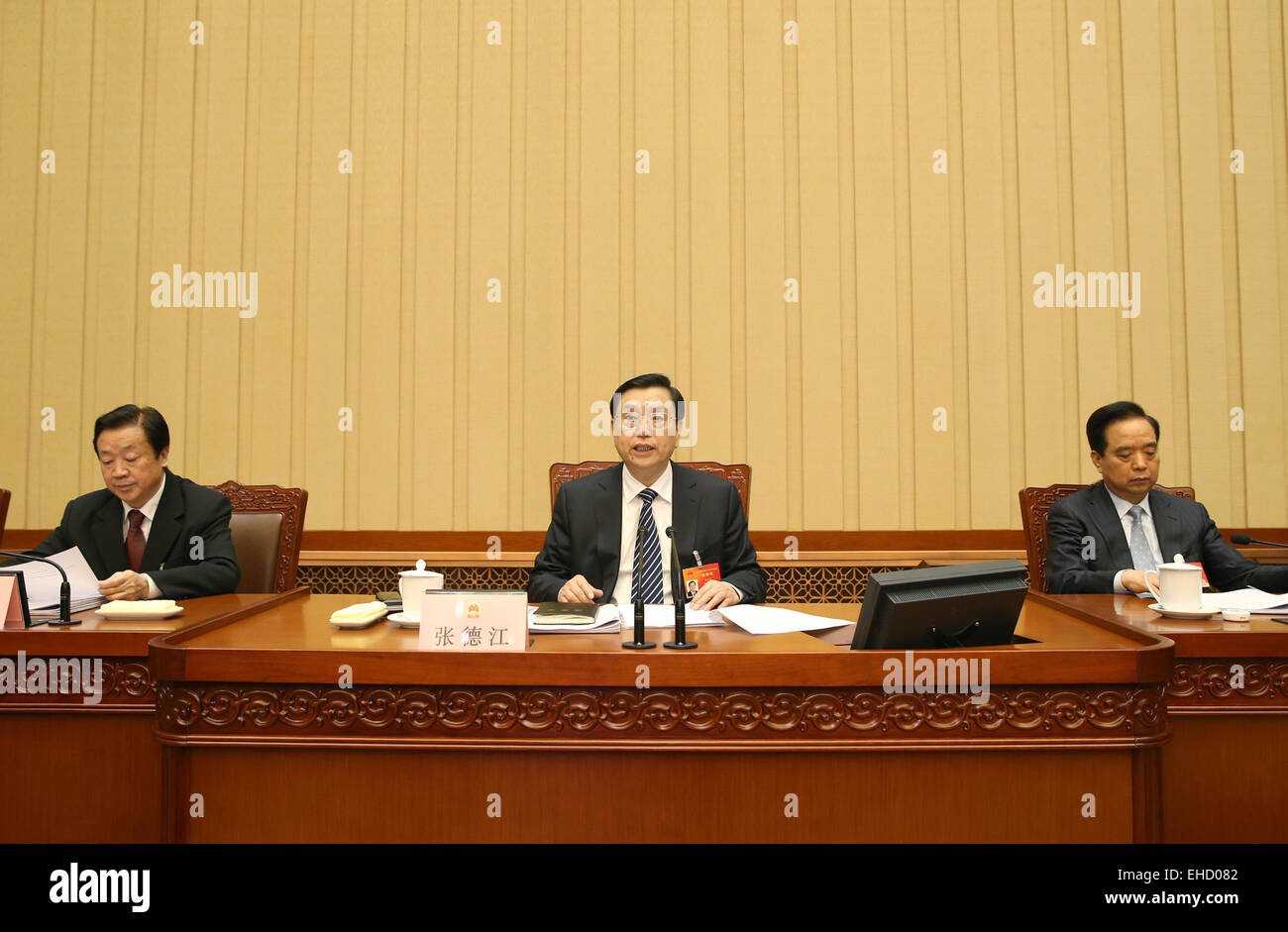 (150312)--Peking, 12. März 2015 (Xinhua)--Zhang Dejiang(C), Vorstand Vorsitzende des Präsidiums der dritten Sitzung des Chinas 12. nationalen Volksarmee Kongress (NPC), leitet die zweite Sitzung des Präsidiums in der großen Halle des Volkes in Peking, Hauptstadt von China, 12. März 2015. (Xinhua/Ma Zhancheng) (Yxb) Stockfoto