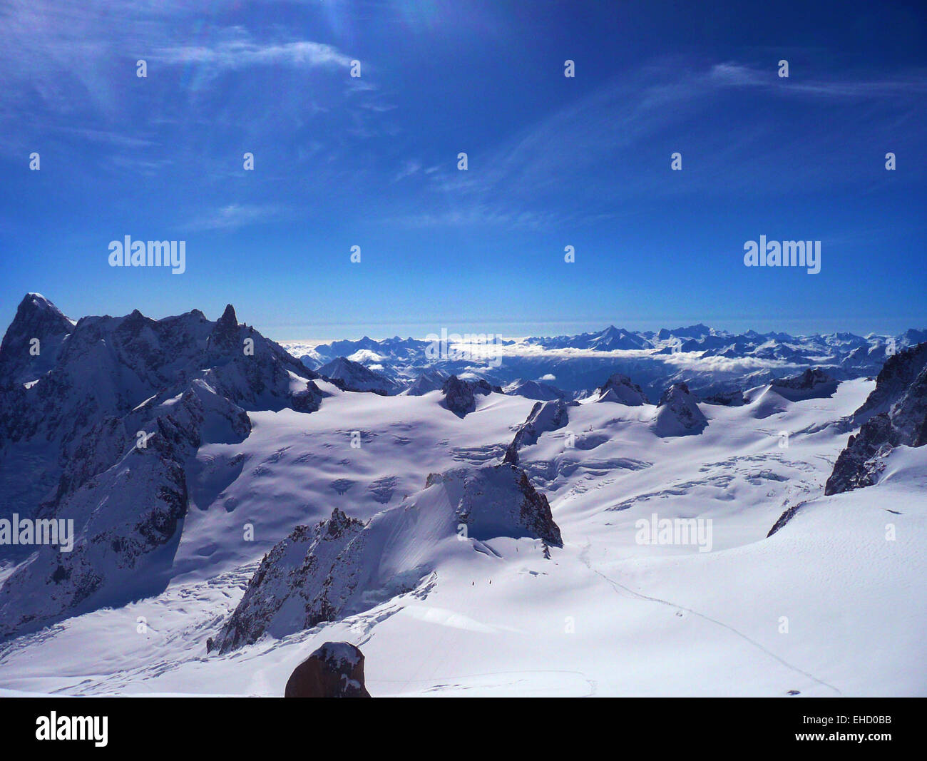 Blick über die Alpen vom Gipfel des Auguille Du Midi, Mt Blanc, Frankreich Stockfoto Blick über die Alpen vom Gipfel des Auguille Du Midi, Mt Blanc, Frankreich Stockfoto