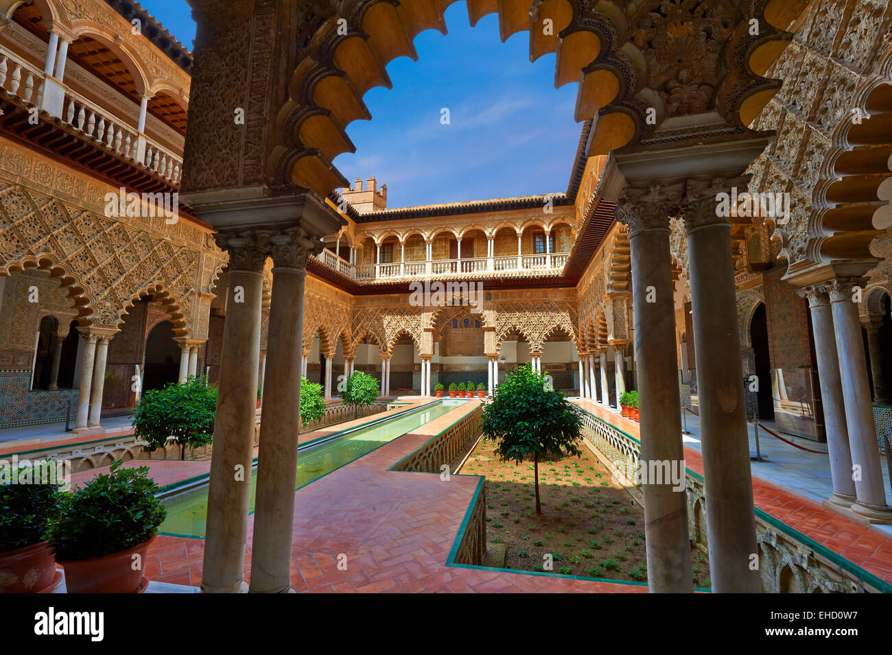 Patio de Las Huasaco (Hof der Jungfrauen) (1540-72) mit Arabesque Mudéjar Verputz, Alazar von Sevilla, Spanien Stockfoto