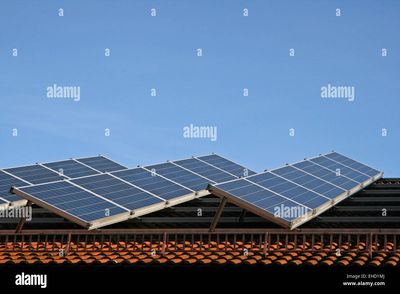Photovoltaik auf dem Dach Stockfoto