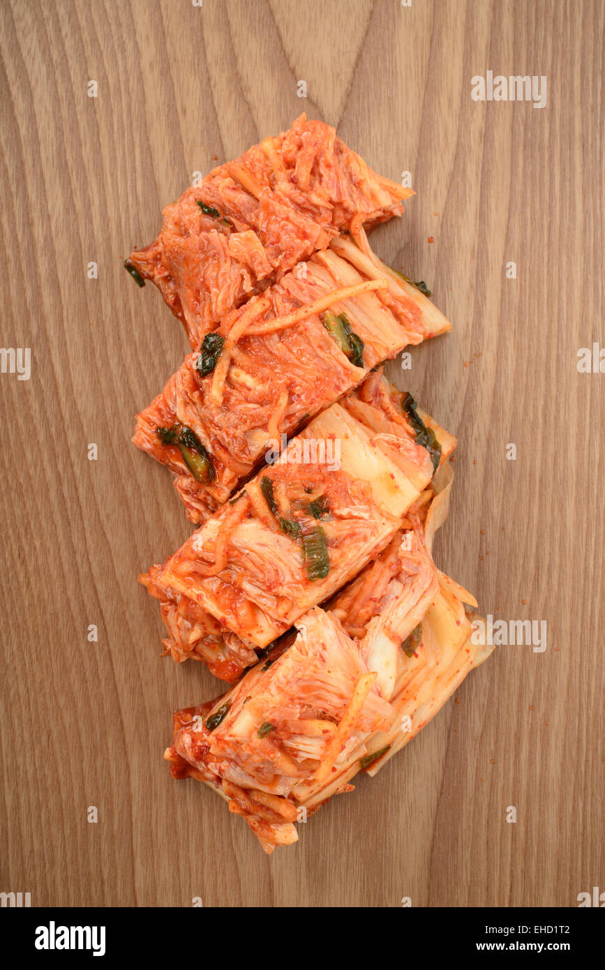 Geschnittenen Gimchi, koreanische traditionelle Gerichte auf einer Holzplatte Stockfoto