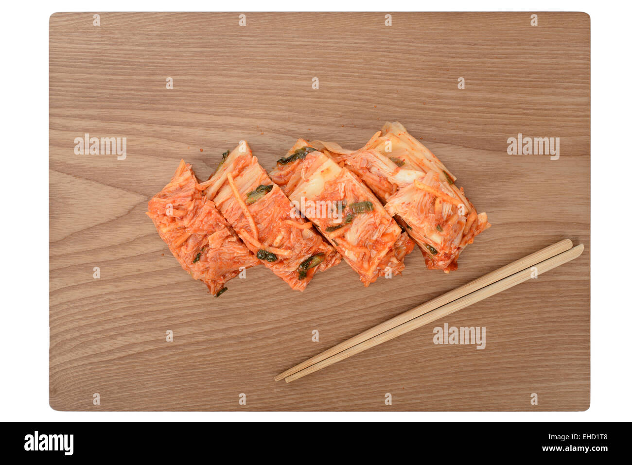 geschnittenen Gimchi mit Stäbchen auf einer Holzplatte Stockfoto