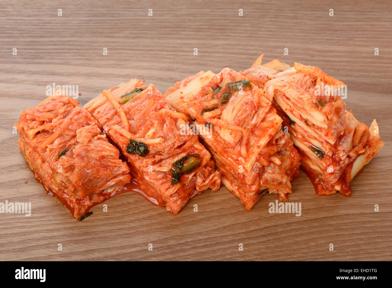 Geschnittenen Gimchi, koreanische traditionelle Gerichte auf einer Holzplatte Stockfoto