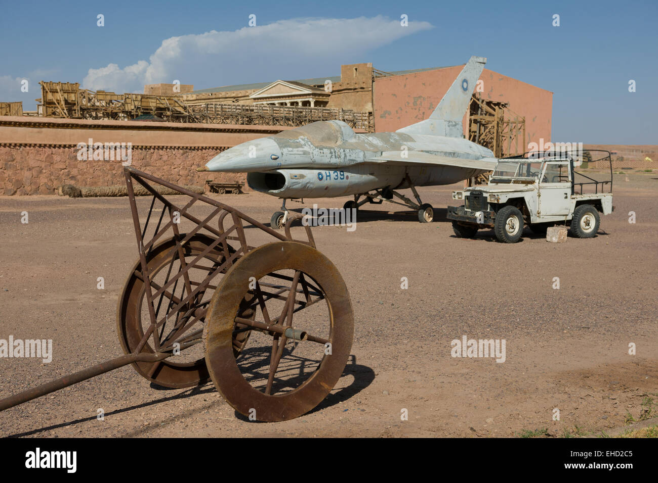 Flugzeug von Juwel in den Nil und Wagen aus Ben Hur in den Atlas Corporation Filmstudios, Ouarzazate, Marokko Stockfoto