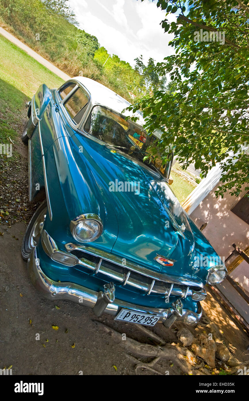 Vertikale Nahaufnahme eines amerikanischen Oldtimers in Kuba. Stockfoto