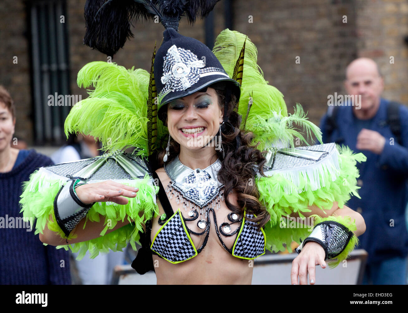 Frau Samba Tänzer in einem Polizisten Helm und eine minimalistische Bikini-Oberteil Stockfoto