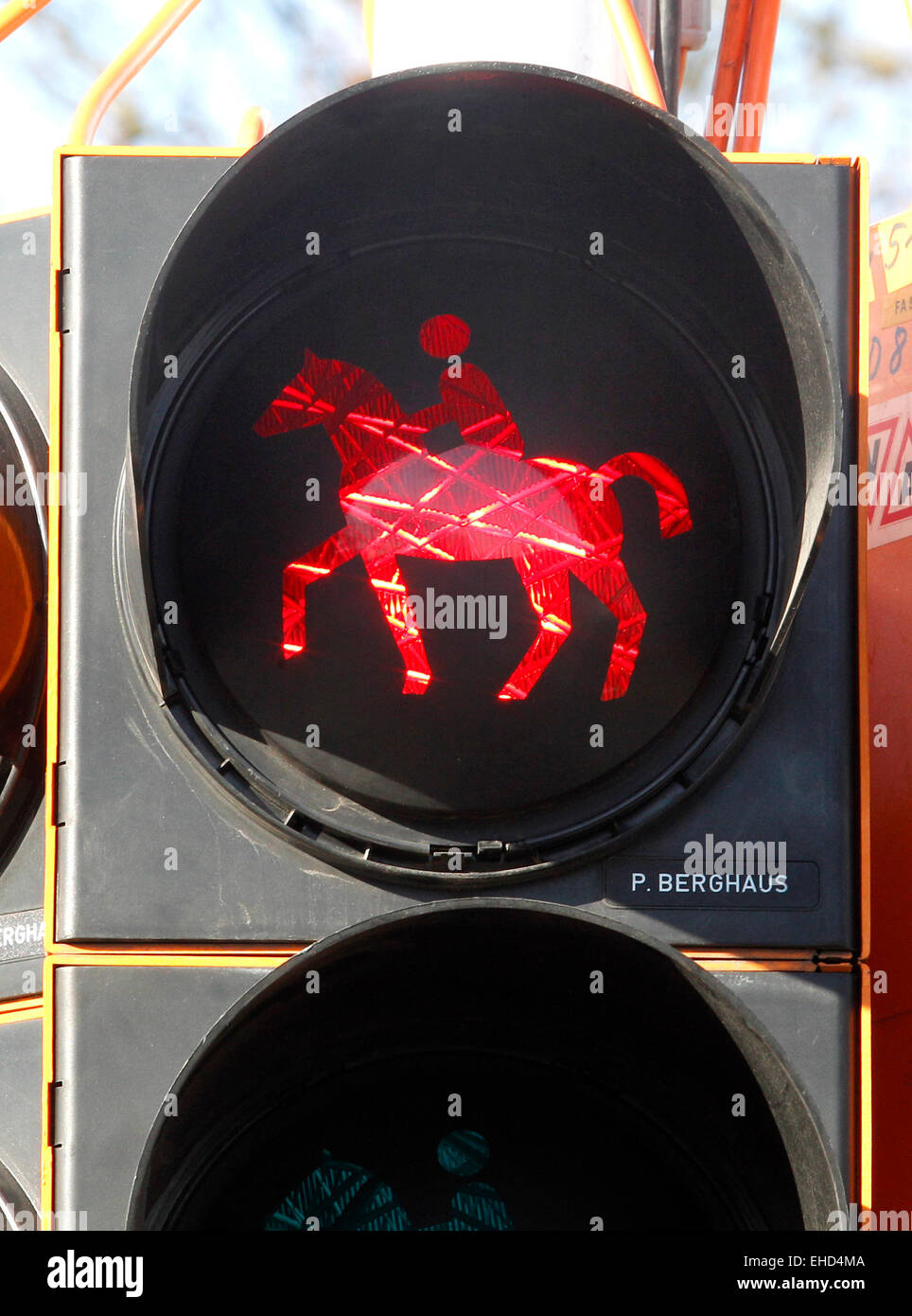 Eine Ampel für Pferde steht an einer Straße, die in den Stall von der Equitana in Essen, Deutschland, 12. März 2015 führt. Etwa 850 Aussteller präsentieren ihre Neuheiten auf der Weltmesse des Pferdesports vom 14. bis 22. März 2015. Rund 1000 können Pferde bewundert werden. Foto: ROLAND WEIHRAUCH/dpa Stockfoto