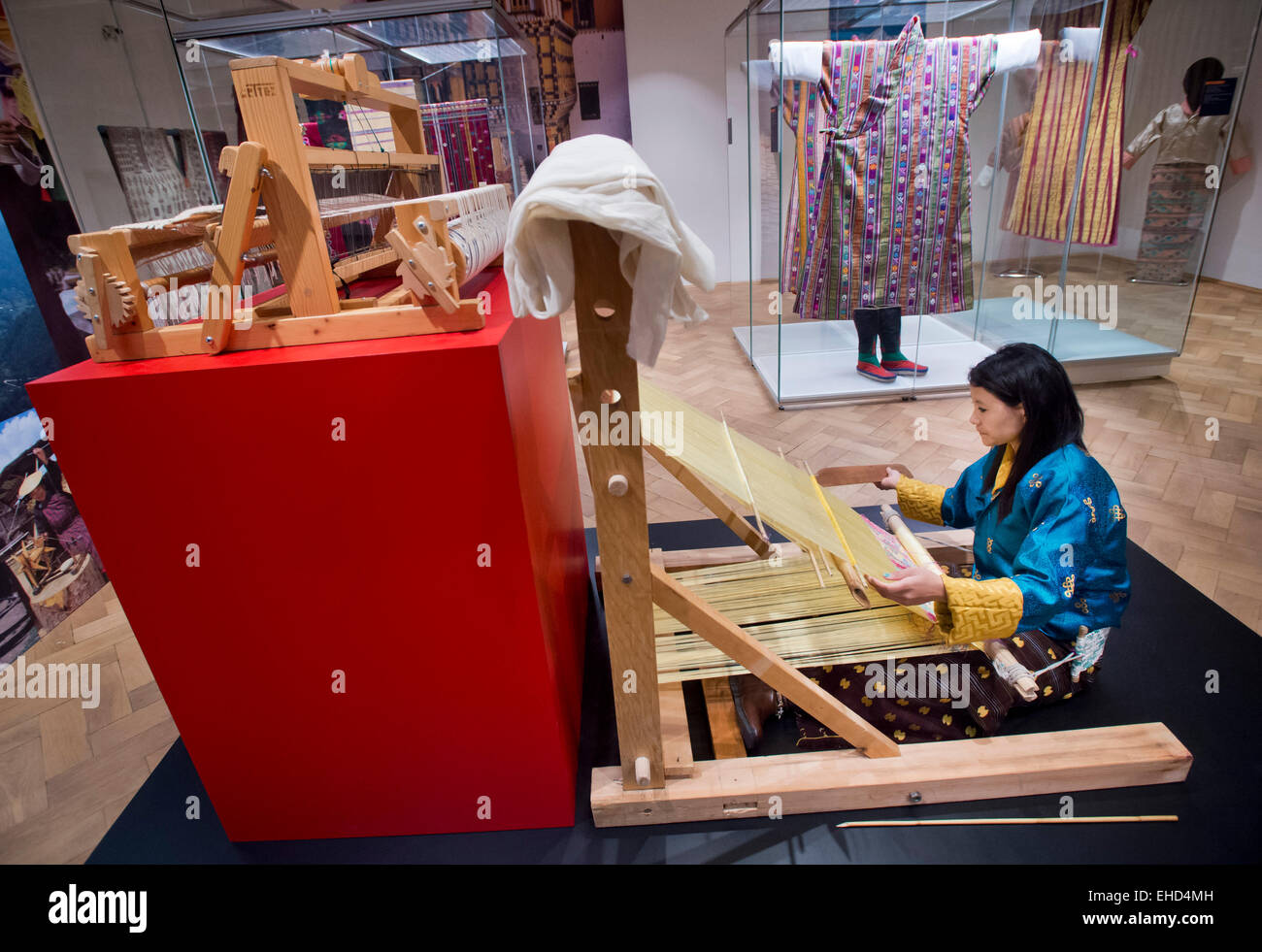 Dutzende Objekte aus den Sammlungen des Royal Textile Akademie von Bhutan, sind vor allem Schmuck, Kleidung und Textilien in Bhutan - Land nah an Himmel Ausstellung im Naprstek Museum in Prag, Tschechische Republik, 12. März 2015 ausgesetzt. (CTK Foto/Vit Simanek) Stockfoto