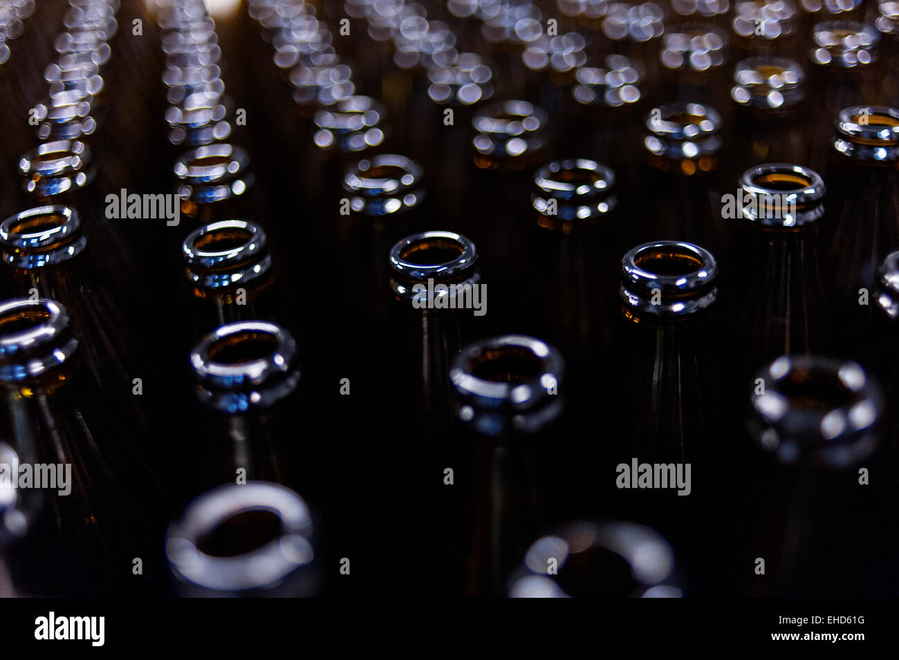 Nahaufnahme von Flaschen in einer Brauerei Stockfoto