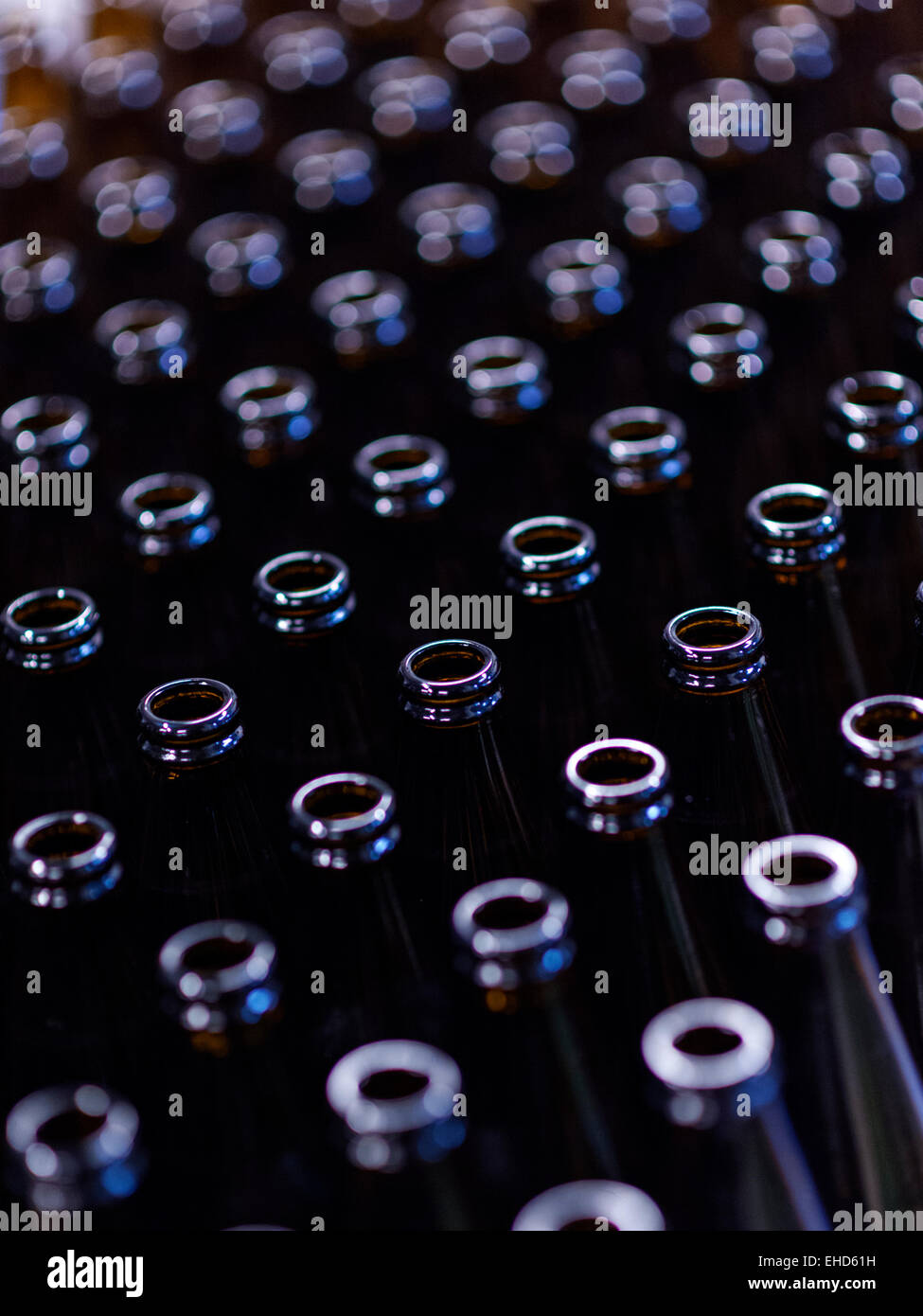 Nahaufnahme von Flaschen in einer Brauerei Stockfoto