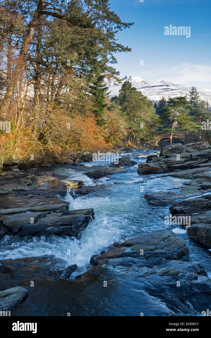 Killin und die Wasserfälle von Dochart Wasserfall im Winter mit Brücke Stockfoto