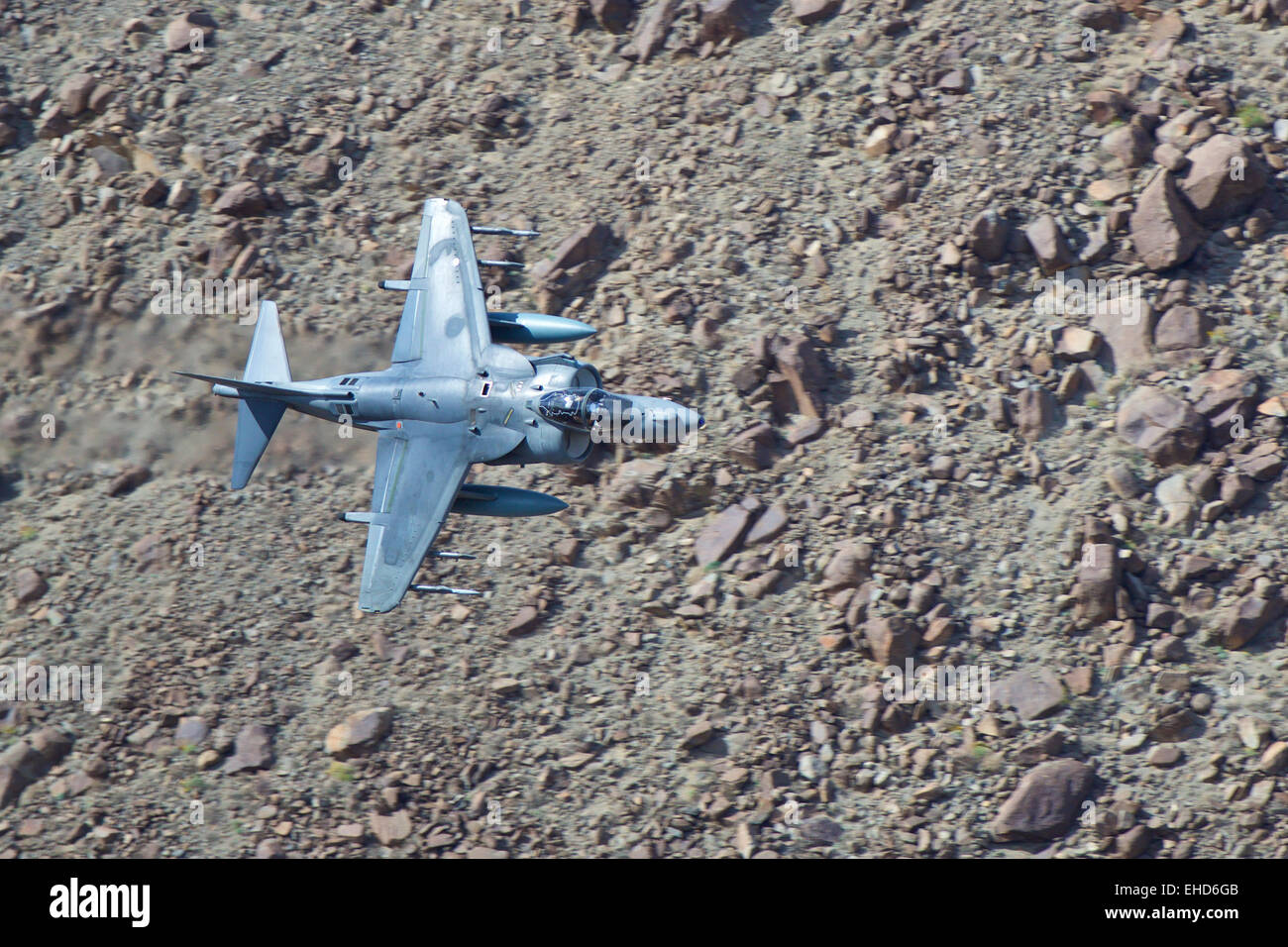 United States Marine Corps AV-8B Harrier II Boden Angriff Jet fliegen auf niedrigem Niveau und hoher Geschwindigkeit durch eine Wüste Canyon in Kalifornien, USA. Stockfoto