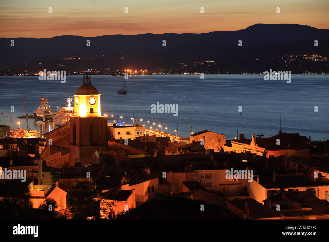 Ansicht von oben über das malerische Dorf von Saint Tropez in der Nacht Stockfoto