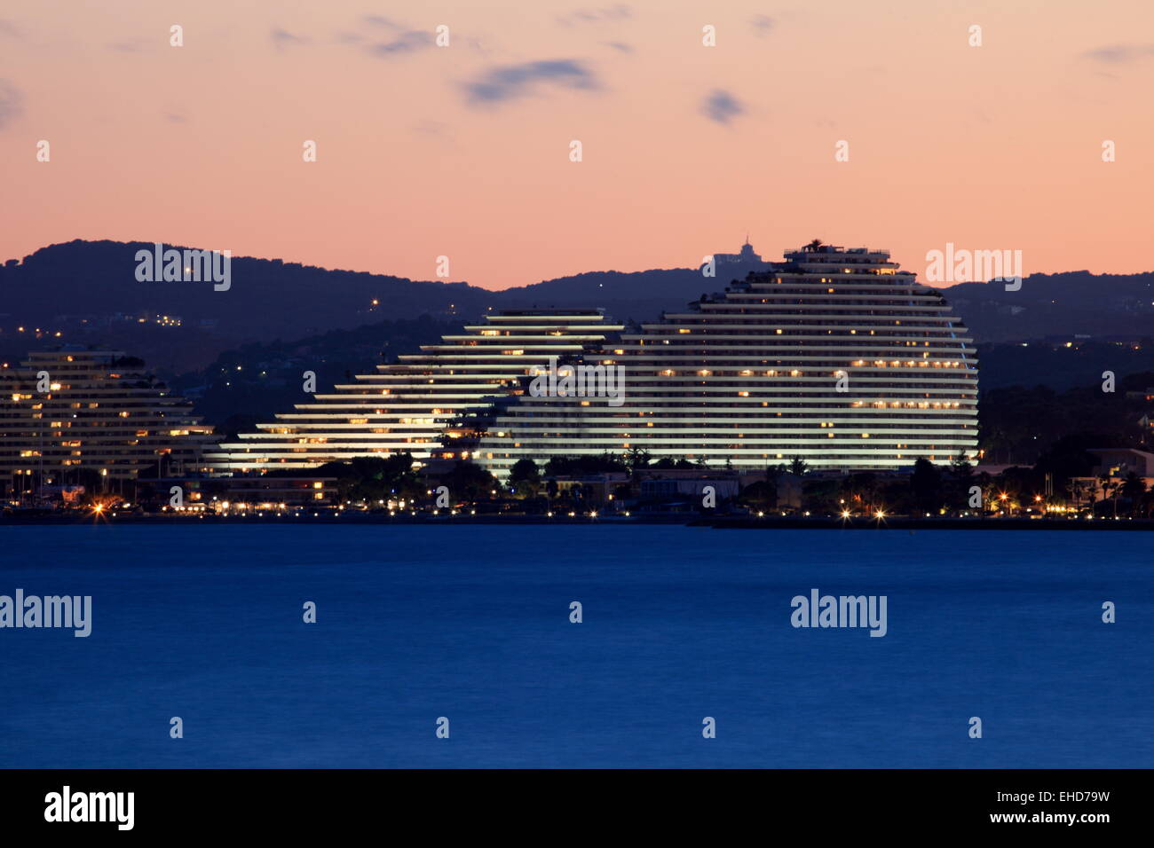 Die zeitgenössische Architektur der Marina Resort nachts beleuchtet Stockfoto