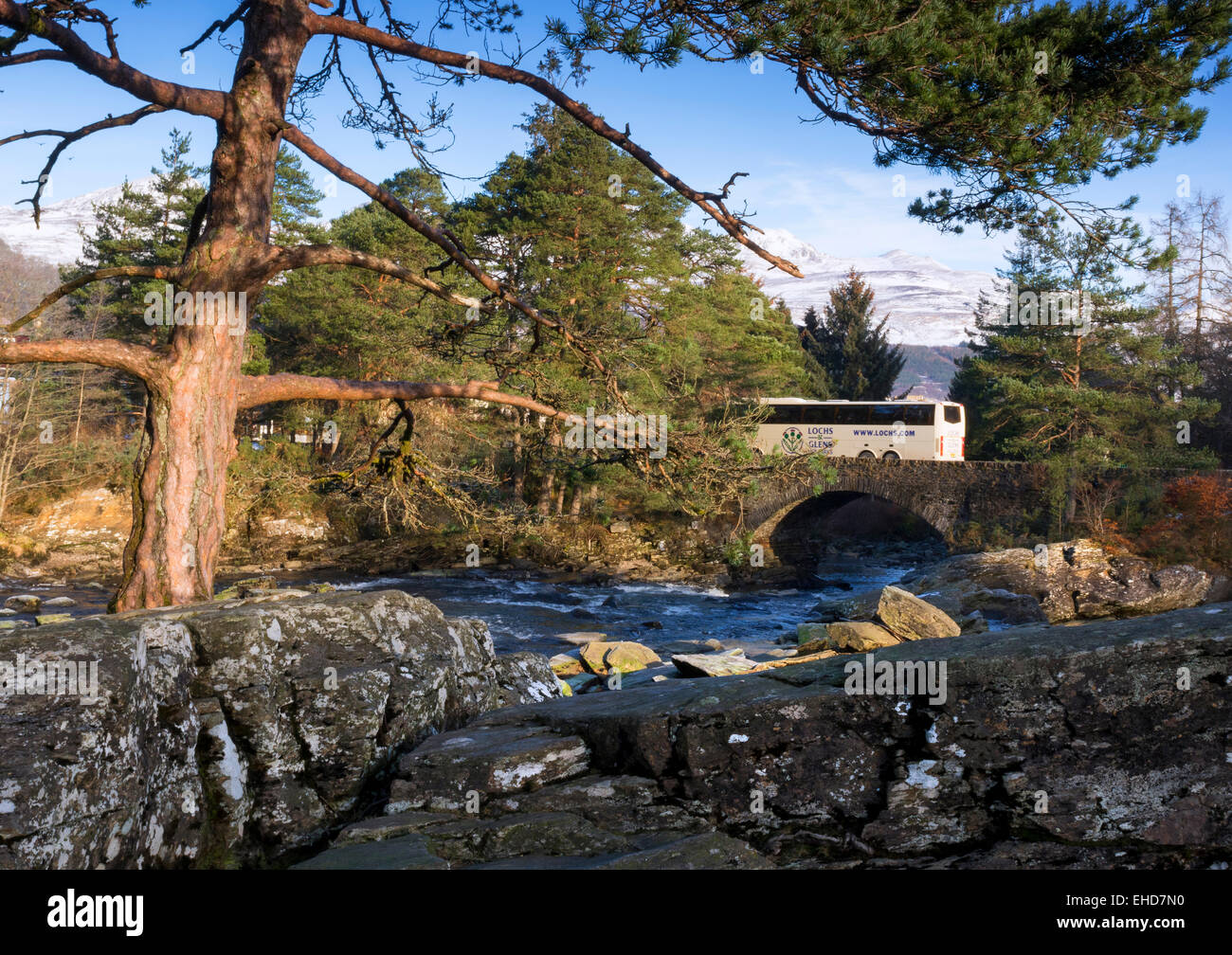 Killin und die Wasserfälle von Dochart Wasserfall im Winter mit Brücke Stockfoto