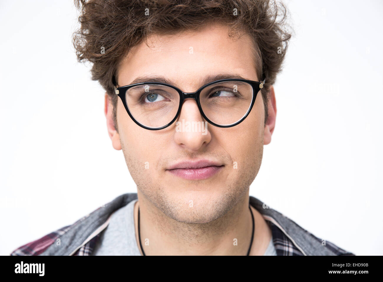 Closeup Portrait einen lustigen Mann mit lockigem Haar auf grauem Hintergrund Stockfoto