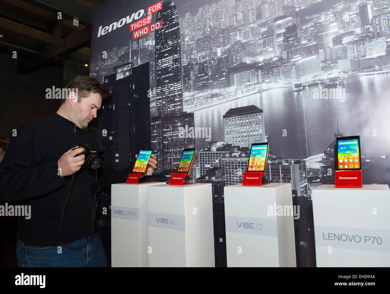 (150312)--ZAGREB, 12. März 2015 (Xinhua)--A Journalist schaut auf Lenovo Smartphones während einer Präsentation in Zagreb, Kroatien, 12. März 2015. Lenovo, eine chinesische Technologie-Riesen, lanciert eine neue Linie von sechs Smartphones--VIBE Z2 PRO, VIBE Z2, X2, Lenovo P70, Lenovo S90 und Lenovo A536 - VIBE in Kroatien am Donnerstag. (Xinhua/Miso-Lisanin) (Zjy) Stockfoto