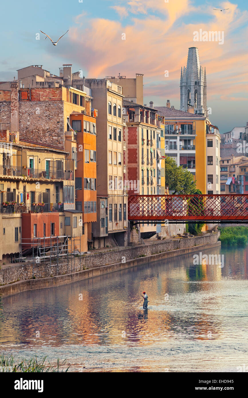Sonnenuntergang in der Altstadt von Girona Stadt, Blick auf Fluss Onyar Stockfoto