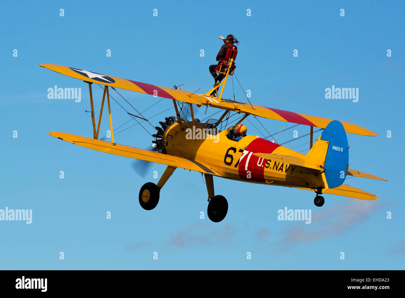 Boeing Stearman A75L-300 Kaydet G-CGPY im Flug über Breighton Flugplatz mit Flügel-Walker am Flügel Stockfoto