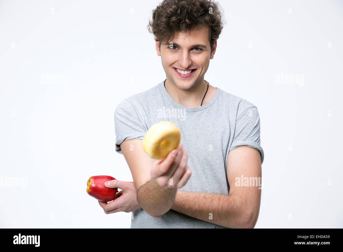 Happyman mit Apfel und Donut über grauen Hintergrund Stockfoto