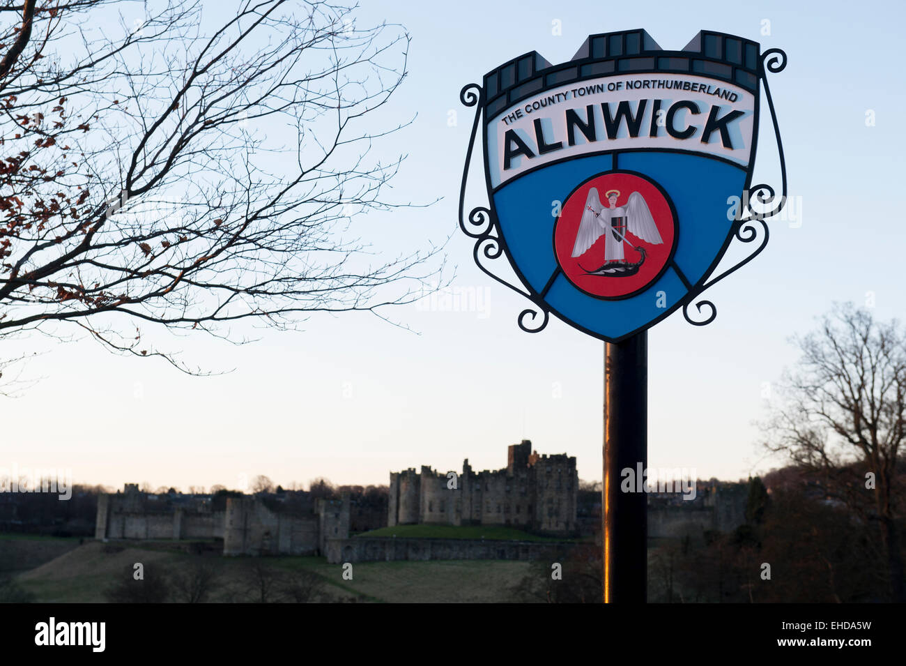 Alnwick Stadt unterzeichnen vor dem Schloss. Alnwick, Northumberland, UK Stockfoto
